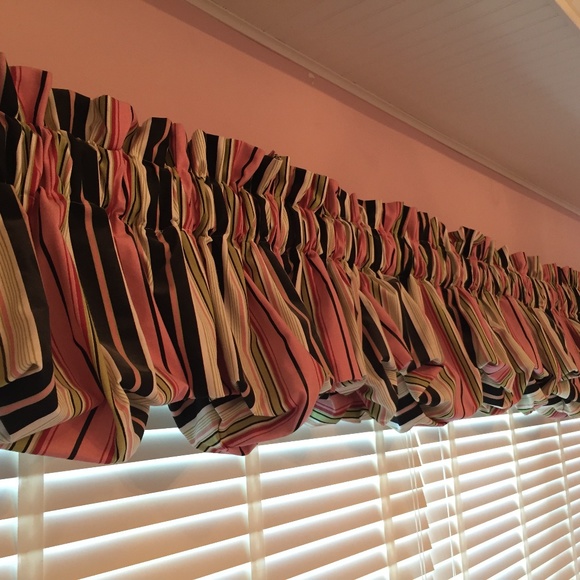 Window Valance - Picture 3 of 3
